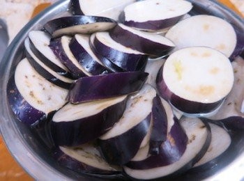 step3: 茄子洗淨去蒂切片，先用水浸著備用