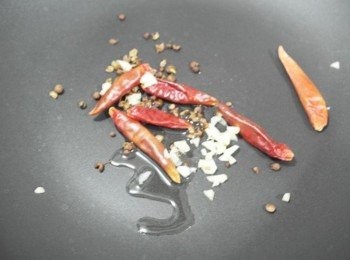 step1: 取一鍋倒入少許油後放入乾辣椒.花椒粒.蒜末~~炒出香氣來!!!!