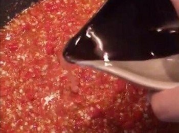 step13: 倒入米酒拌炒均勻。