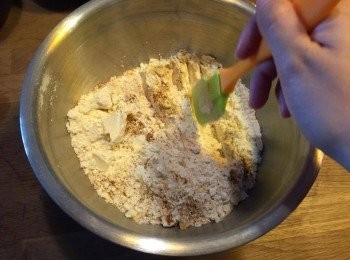 step7: 所有粉類用切拌方式拌勻