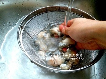 step1: 蠔仔放入隔篩內 , 加入生粉用水沖洗 , 再加入生粉用水沖洗第二次至乾淨 , 瀝乾水份