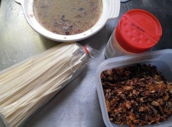 step1: 備好材料，將蛋洗淨用冷水鍋煮成糖心蛋(滾約2分泡2分沖冷水)