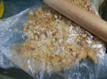 step16: 消化餅用食物袋裝起壓碎