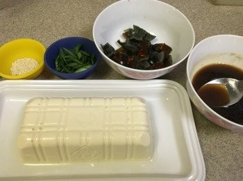 step1: 先將豆腐取出, 吸走豆腐汁, 平放於長碟上, 將<span class="group_2">醬汁</span>材料順序加入攪均, 注意加黃糖時攪均至沒有粒粒狀
