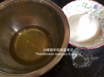 step1: 把焗爐預熱至150 °C 。
留意事項：盛蛋白的容器一定要很乾淨，不可有任何水份否則會影響打出來的蛋白不能夠企身，而蛋白不能沾到任何蛋黃漿。
首先小心將蛋黃和蛋白分開，準備好3隻蛋白放在一個容器內。
量好120g糖及2.5ml醋。