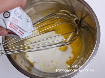 step20: 餘下之牛奶及淡忌廉加入蛋汁中拌勻。