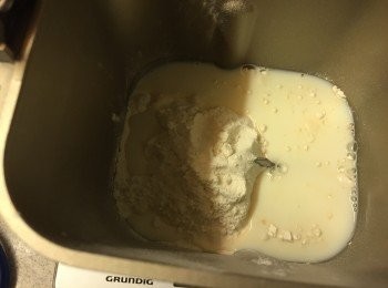 step1: 先準備中種麵團, 把高筋麵粉, 糖加入麵包桶內, 篤個小孔加入酵母, 然後埋了小孔, 再在邊邊倒入牛奶, 開麵團模式7分鐘, 然後按取消, 把麵團留在機桶內發酵1.5小時