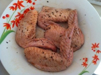 step2: 從冰箱取出退冷，約30分鐘。
然後取出平底鍋加入1小匙食油，油熱加入醃製好的雞翅。