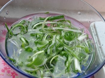 step1: 將青蔥刨絲泡在水裡