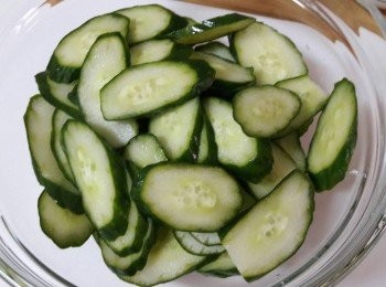 step2: 小黃瓜用鹽巴洗淨擦乾水份 , 切片備用 , 切厚片一點比較有口感