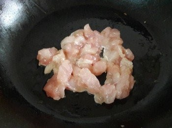 step9: 同一個鍋加再加一茶匙油 , 倒入雞肉