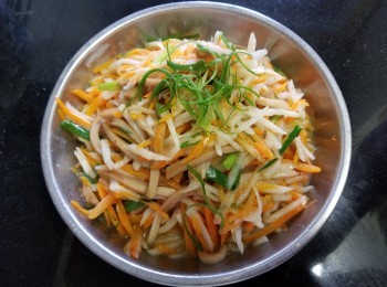 step6: 做法：

將甘荀，淮山切條用少少鹽汋熟備用，將罐頭鮑魚汁螺片切條備用 , 罐頭螺肉的汁留用 .

爆香蒜頭, 乾蔥 , 薑絲放入甘荀絲 , 鮮淮山絲少少糖 , 胡椒粉 , 雞粉輕炒, 再倒入約半碗鮑魚汁 , 少少水 , 少少老抽 , 用中火煮滾 , 再放入切成絲的螺肉 , 輕炒至收汁, 用少少生粉水 , 麻油埋芡 , 完成 .