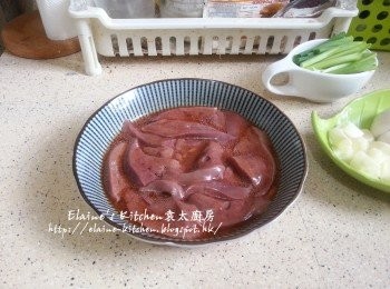 step3: 豬潤沖走血水後切件 , 加入醃料拌勻醃1小時