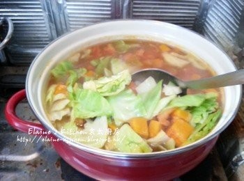 step6: 再加入椰菜及適量熱水拌勻 , 煲後再用中火煲15分鐘