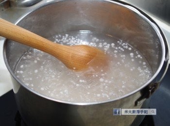 step1: 把西米放入一鍋滾水中煮5分鐘，其間不停攪拌，避免結塊，然後關火關鍋蓋焗15-20分鐘至全部西米變透明。