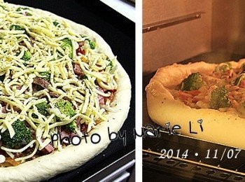 step6: 鋪上厚厚一層披薩專用乳酪絲
送進預熱好的烤箱烘烤即可

先將烤箱設定好

上火：         200度
下火：         200度
烤盤放置：      下層
烘焙時間：    30分鐘

※ 每台烤箱的狀況皆不相同，請依自家烤箱的狀況做調整設定。