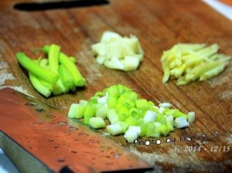 step4: 把薑切成絲、蔥切末、蒜拍碎
