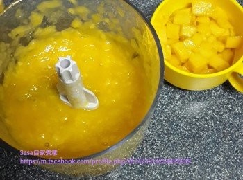 step3: 將芒果洗淨切塊肉，切幼粒留起70克，取250克芒果肉用攪拌機打成蓉