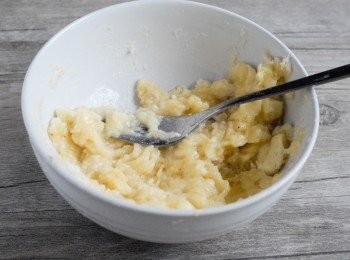 step1: 將已熟透的香蕉用叉壓爛