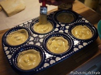 step4: 鋪上圓形麵皮→塗上蛋液→鋪上杏仁果增味→再次塗上蛋液。
