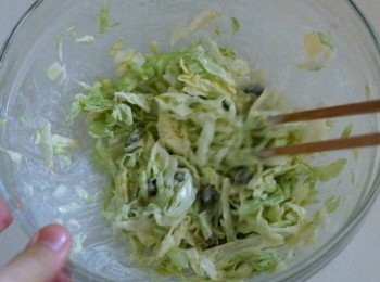 step3: 1/4個椰菜切細絲，下1/4茶匙鹽拌勻，放置10分鐘後，用擠出水份。
加入蛋黃醬和小酸豆(可以不下)拌勻成沙律菜。