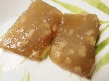 step7: 待凉后，切块用油微煎，即可食用。（凉后的马蹄糕才能切块，蒸好趁热用小勺挖着吃也别有滋味。）