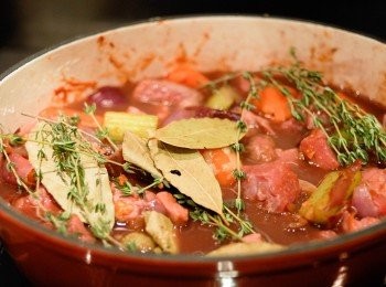 step5: 再下紅酒及所有<span class="group_2">調味料</span>，用中火煮沸後，轉小火再煮10分鐘