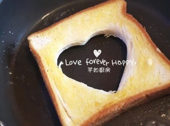 step5: 用中火燒熱平底油鑊, 將方包的一面煎至金黃及反轉