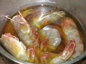 step2: 將蝦子浸漬<span class="group_2">醬料</span>中