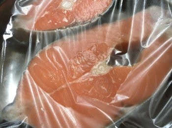 step1: 天氣炎熱 洗沖後的三文魚要隔水放入雪箱肉 煮前5-10分鐘再取出放至室溫

三文魚扒解凍，或新鮮不用解凍，魚皮外的鱗用刀輕刮去，沖洗，用廚房紙印乾水份及瀝乾至全乾身，灑上海鹽及少許黑槁椒碎於兩邊備用