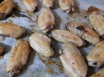 step4: 放入已用200度預熱的烤箱中 , 先烤20分鐘 , 拿出把雞翅翻面再烤20分鐘