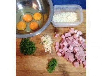 step1: 煮ㄧ鍋滾水；火腿或培根切丁(爲了減油所以今天用了煙燻火腿)，蒜頭切末，巴西里切末，蛋3+1打到調理碗裡(照片中用了小的土雞蛋所以多加了一顆,用ㄧ般蛋的朋友請依<span class="group_1">食材</span>2+1即可)