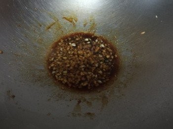 step5: 蒜頭和薑下鑊，小火炒香，下調味料：糖、香醋、麻油、生抽、蠔油，翻炒幾下