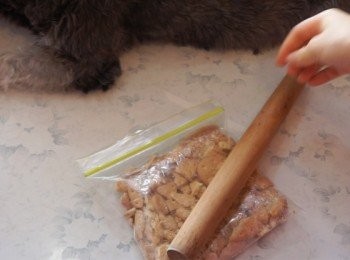 step1: 先把餅乾放進密實袋中，用桿麵棍壓碎備用。把餅碎平均分成二份，然後分別加入抹茶粉和可可粉拌匀備用。