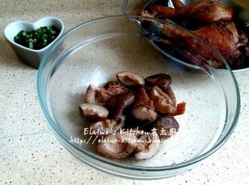 step9: 將鴨腿盛起 , 冬菇及陳皮放入大碗內