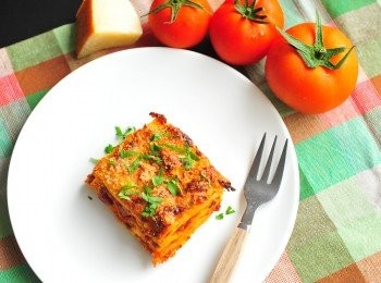 step4: 焗千層麵 － 

在一個長方盤內 （這個食譜的份量是13 X 19 X 5CM 容器），排好千層麵

按次序為麵皮，<span class="group_2">肉醬</span>，<span class="group_3">白汁</span>，芝士

大約排6-8層

放入焗爐以180度，焗45分鐘便完成