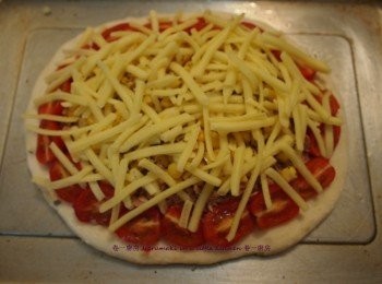 step3: 預熱焗爐220度; 焗盤塗一層薄油, 放上披薩底, 披薩底塗勻奇妙醬, 鋪上配菜 : 吞拿魚; 粟米粒; 車厘茄; 碎芝士