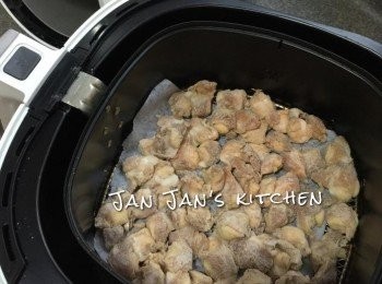 step5: 氣炸鍋180度預熱3分鐘後，網盤鋪上牛油紙及雞軟骨，先焗3分鐘，夾去牛油紙。