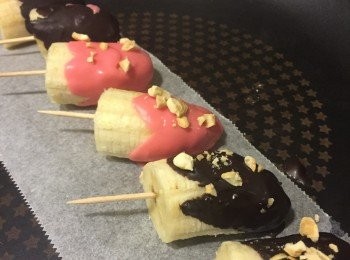 step3: 把香蕉淋上融化的巧克力
趁熱撒上敲碎的堅果碎屑
放入冷凍中在冰20分鐘，就可以享用囉！
