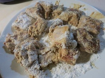 step2: 裹上地瓜粉.放置五分鐘反潮.下鍋才不會皮肉分離