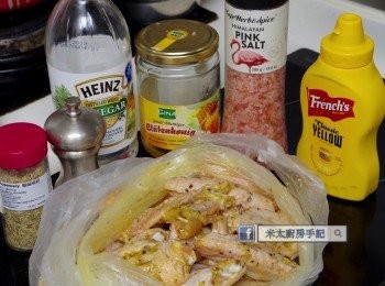 step2: 把<span class="group_2">醃料</span>全放入膠袋中，充分與<a href="https://bit.ly/3zHU5V3" target="_blank" data-keyword="雞翼" class="guide-link"><strong>雞翼</strong></a> <span style="display:inline-block;vertical-align:middle;margin-top:-3px;color:initial;border-radius:3px;padding:2px 3px;font-size:12px;line-height:14px;background:#87d300;color:#fff;">即買</span> 拌勻，然後把膠袋索緊(盡量不要留空間)，放雪櫃一晚。