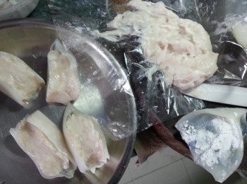 step3: 用少許生粉搽在鮮魷上,釀上墨魚滑