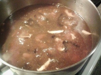 step3: 再轉中火，加入所有調味料及粉絲拌勻，煮約兩分鐘