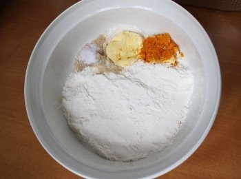step1: 橙皮磨蓉，把普通麵粉、糖、牛油、橙皮蓉、雞蛋、鹽及橙酒大碗內搓揉成麵糰