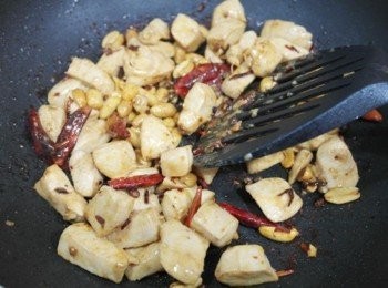 step5: 辣椒香氣出來後放入雞丁一塊炒~~ 加入所有<span class="group_2">調味料</span>快速拌炒至略乾後加花生拌勻即完成^^'