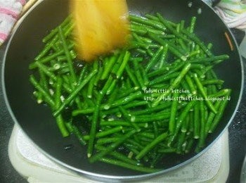 step4: 倒入豆角同炒，炒至半熟時加入調味汁料。