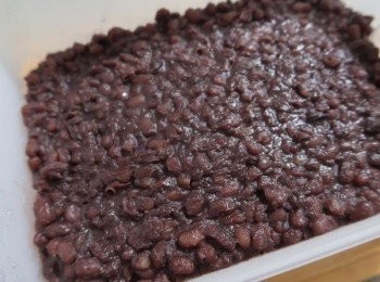 step7: 蜜紅豆作法：將紅豆泡水，可先撈出表面的雜豆。隔夜後，將水換掉，放入電鍋中蒸煮，鍋內水高於紅豆1-2公分，鍋外加兩米杯水。蒸煮至電鍋跳起後，用筷子檢查紅豆是否軟爛，還是很硬的話，持續這個步驟2-3次。最後熟度滿意時（鍋內多餘水瀝掉），倒入細砂糖拌勻（量自行決定）密封放置冰箱冷藏即完成。