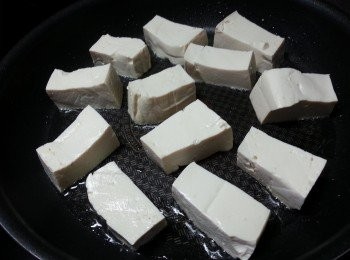 step3: 用平底鑊將豆腐四邊煎至金黃(不要太快轉動豆腐,否則易爛)煎至硬身