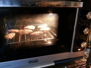 step3: 如果用焗爐,用230度,先預熱5分鐘,將<a href="https://bit.ly/3zHU5V3" target="_blank" data-keyword="雞翼" class="guide-link"><strong>雞翼</strong></a> <span style="display:inline-block;vertical-align:middle;margin-top:-3px;color:initial;border-radius:3px;padding:2px 3px;font-size:12px;line-height:14px;background:#87d300;color:#fff;">即買</span> 放上鐵架上,下層放上焗盤盛油,焗20分鐘至金黃,不用反轉(全程不需要用油)(焗爐溫度可能有相差,需目測,只要焗到金黃即可)