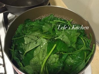 step2: 將地瓜葉洗淨後，放入滾水煮3-5分鐘熟透即可起鍋
淋上蒜頭切丁+蠔油+香油調製而成的醬汁
就大功告成囉~